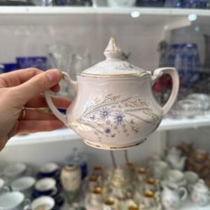 Azucarera con flores lilas