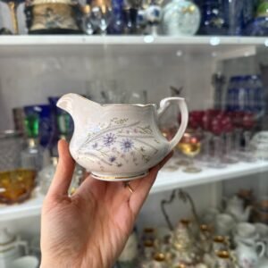 Lechera con flores lilas