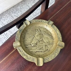 Cenicero con caballo de bronce