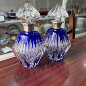 Par de botellones o perfumeros de cristal tallado azul con el pico de plateria