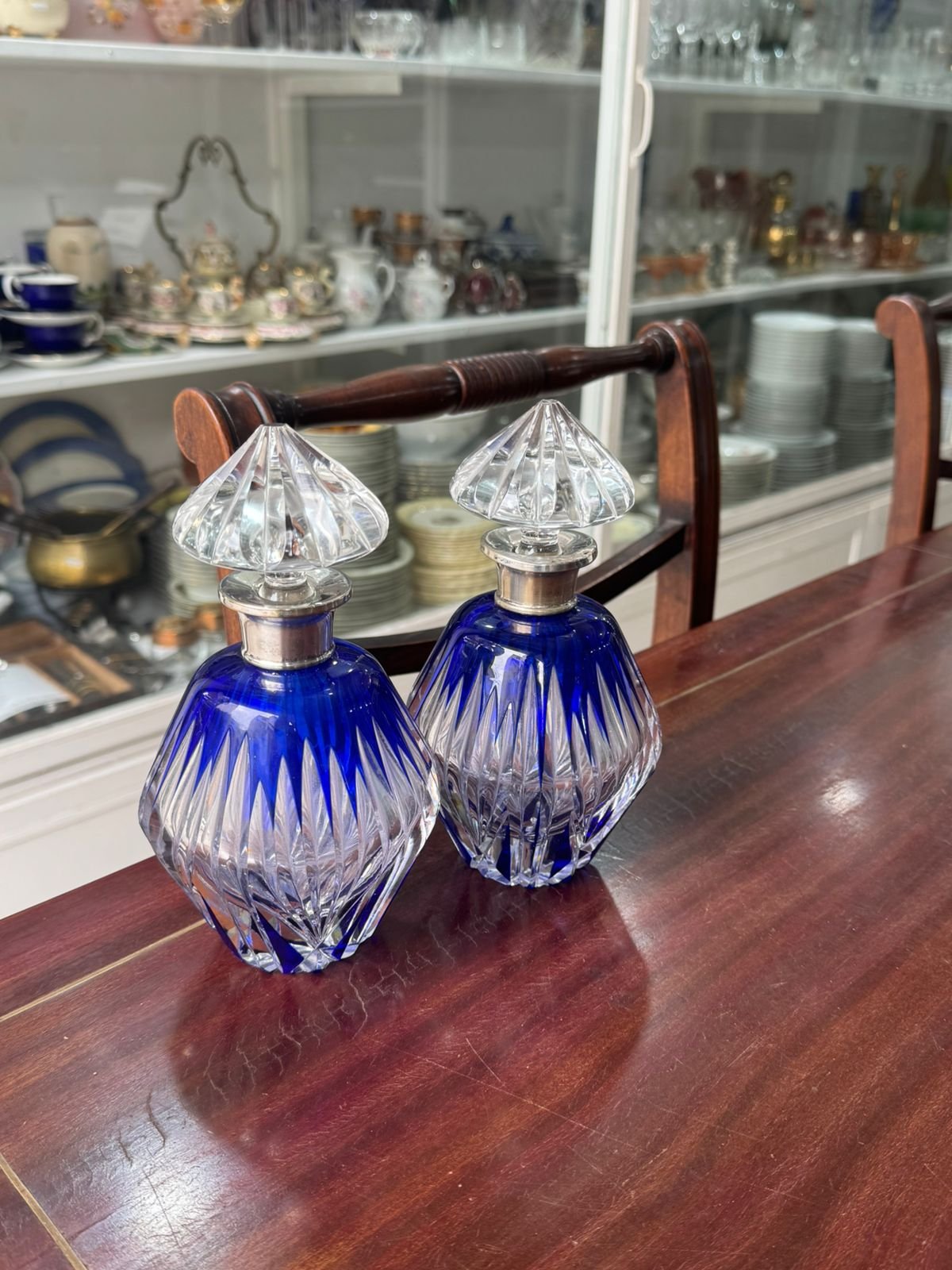 Par de botellones o perfumeros de cristal tallado azul con el pico de plateria - Image 4