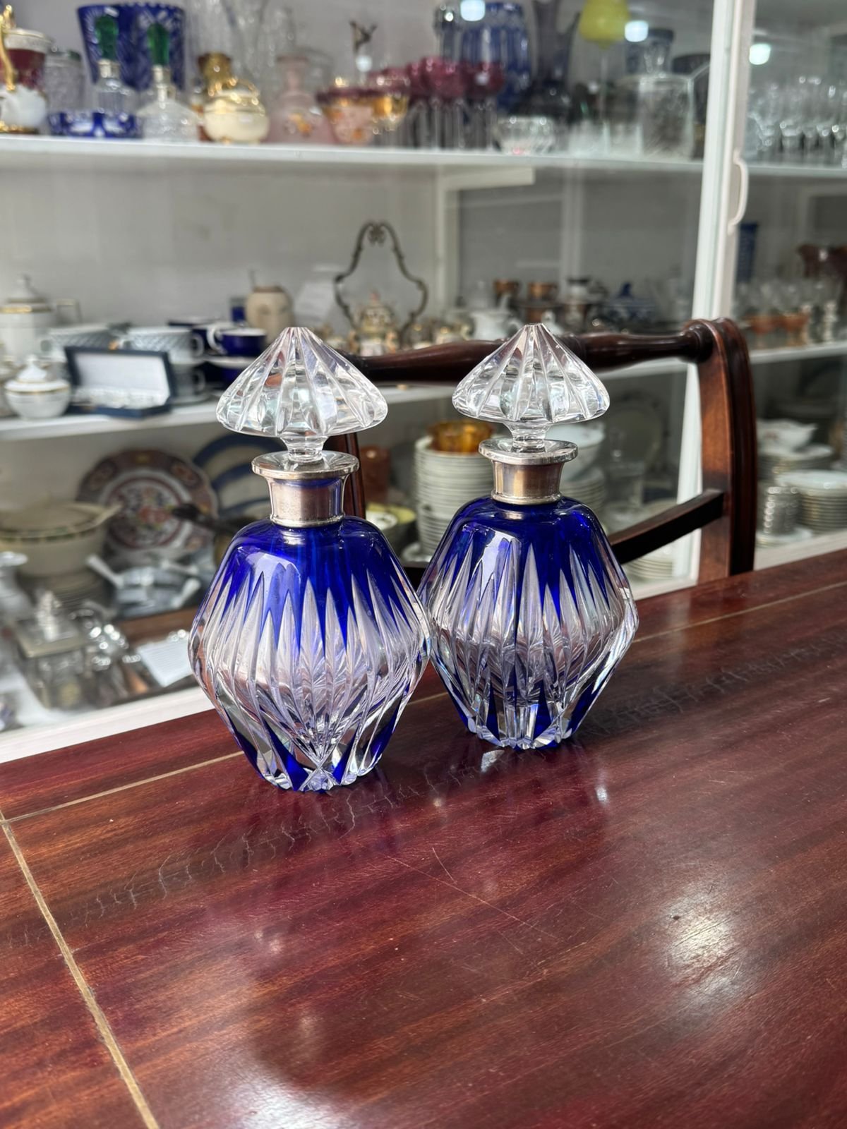 Par de botellones o perfumeros de cristal tallado azul con el pico de plateria - Image 3