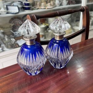 Par de botellones o perfumeros de cristal tallado azul con el pico de plateria