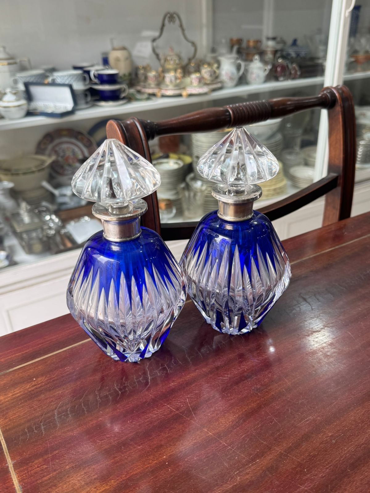 Par de botellones o perfumeros de cristal tallado azul con el pico de plateria - Image 2