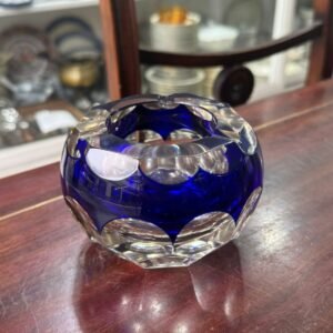 Exquisito cenicero de cristal azul