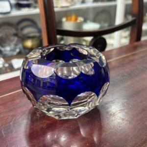 Exquisito cenicero de cristal azul