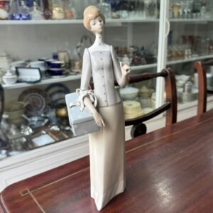 Figura modista porcelana LLADRO