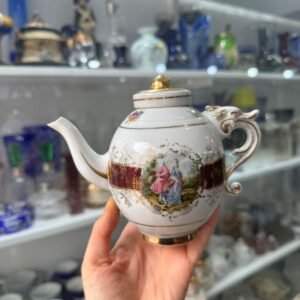 Tetera petit de porcelana con escena galante