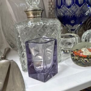 Florero violetero o jazminero de cristal lila