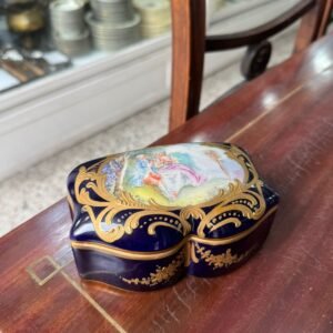 Cofre porcelana estilo sevres o limoges azul cobalto pintado a mano con oro