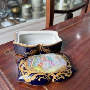 Cofre porcelana estilo sevres o limoges azul cobalto pintado a mano con oro