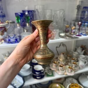 Florero de bronce violetero