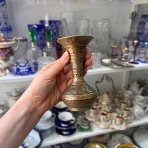 Florero de bronce violetero