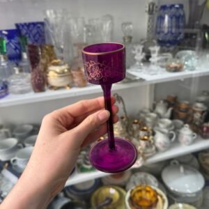 Copa de color violeta de vidrio