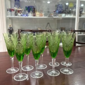 Juego de 9 copas verde cristal súper tallado