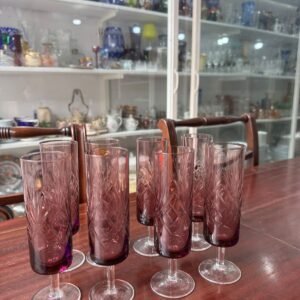 Juego de 8 copas de cristal tallado color uva