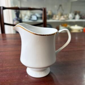 Lechera porcelana con guarda en oro