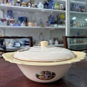 Sopera con escena galante