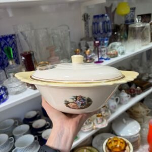 Sopera con escena galante