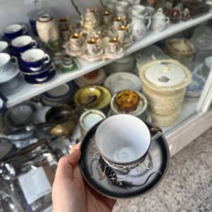 Dúo de café porcelana japonesa (se ve a la geisha en el fondo de la taza)