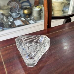 Exquisito cenicero triangular de cristal súper tallado