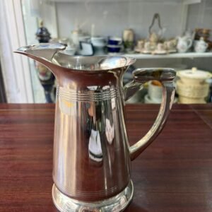 Jarra para agua con pico vertedor platería