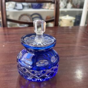 Dulcera de cristal tallado azul