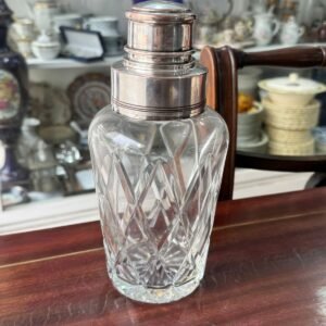 Coctelera de cristal tallado con pico en platería