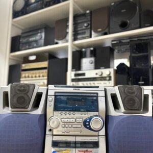 Equipo de musica Aiwa con parlantes jvc compactera para 3 cds, radio am y fm, doble cassettera y auxiliar