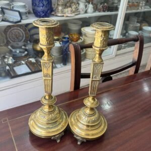 Par de candelabros muy antiguos de bronce