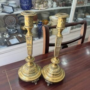 Par de candelabros muy antiguos de bronce