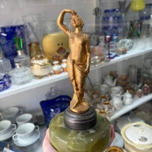 Figura de marmol con bronce