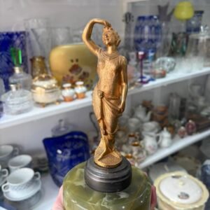 Figura de marmol con bronce