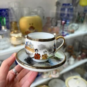Dúo de café porcelana oriental pintada a mano con oro – se ve a la geisha en el fondo de la taza