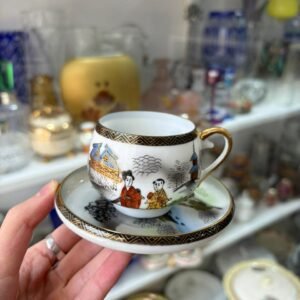 Dúo de café porcelana oriental pintada a mano con oro – se ve a la geisha en el fondo de la taza