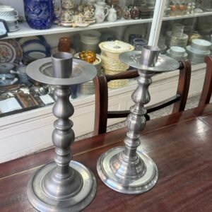 Par de candelabros altos