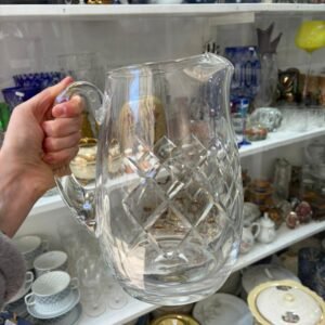 Jarra de cristal tallado con pico vertedor