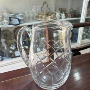 Jarra de cristal tallado con pico vertedor