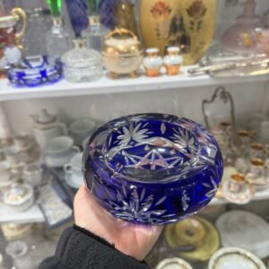 Exquisito cenicero de cristal súper tallado azul