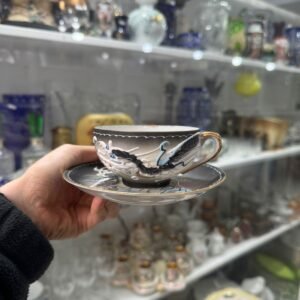 Dúo de té porcelana oriental se ve a la geisha en el fondo de la taza