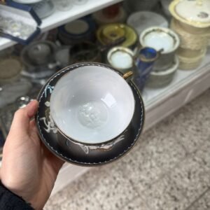 Dúo de té porcelana oriental se ve a la geisha en el fondo de la taza