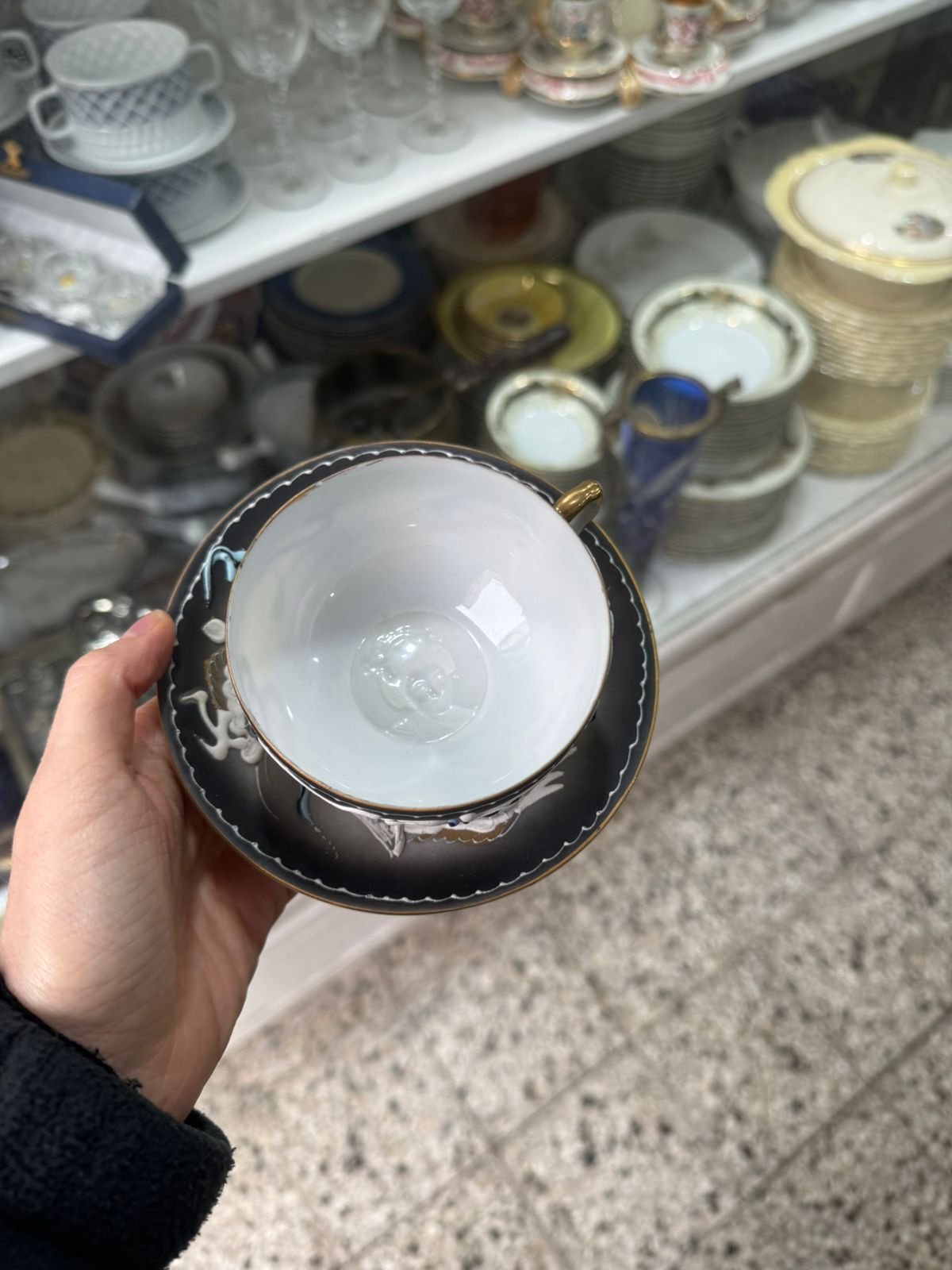 Dúo de té porcelana oriental se ve a la geisha en el fondo de la taza - Imagen 2