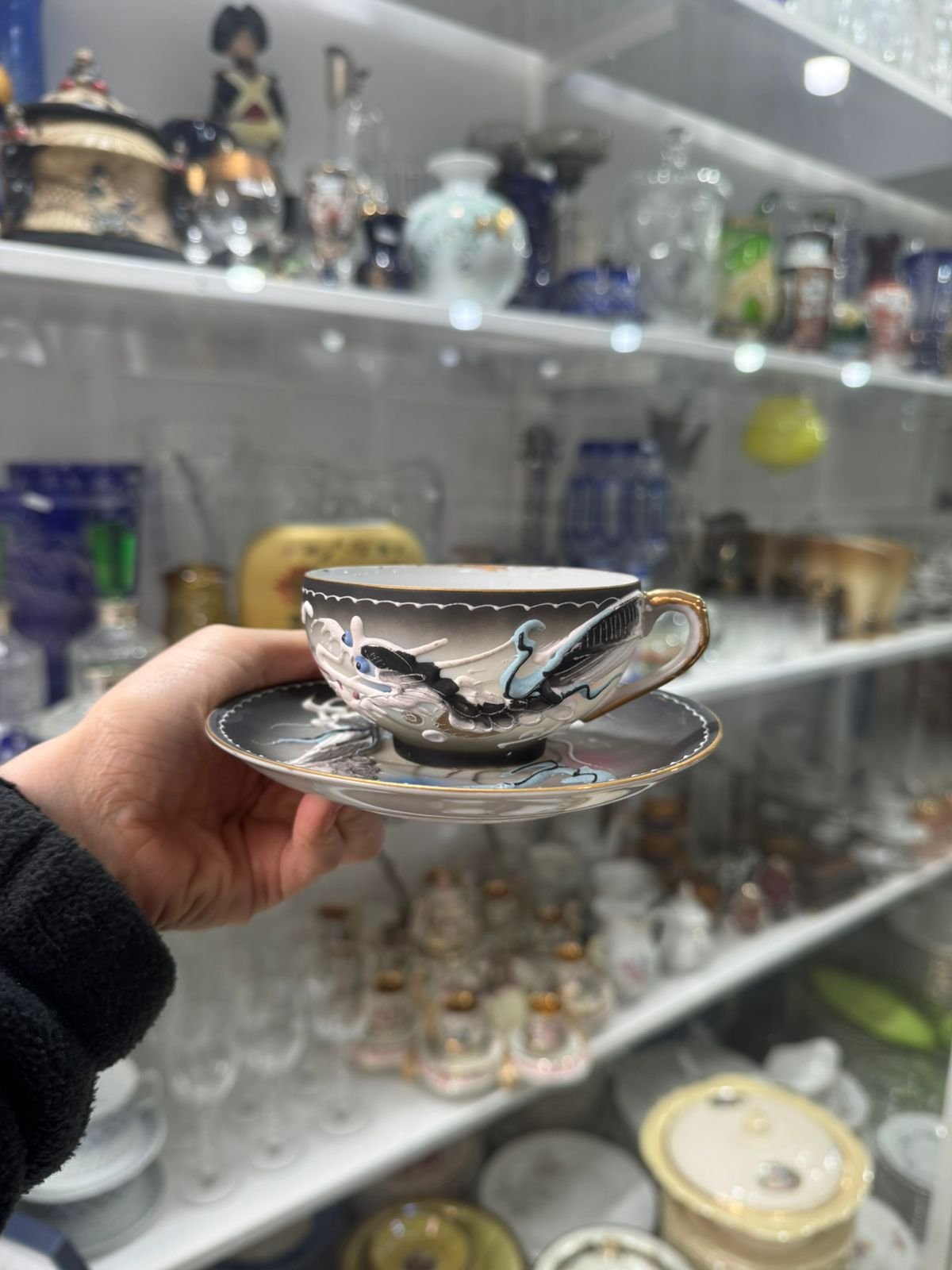 Dúo de té porcelana oriental se ve a la geisha en el fondo de la taza - Imagen 4