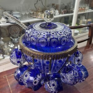 Exquisita ponchera de cristal súper tallado azul con monturas de bronce con 9 tazas
