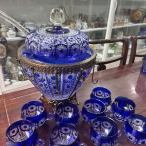 Exquisita ponchera de cristal súper tallado azul con monturas de bronce con 9 tazas