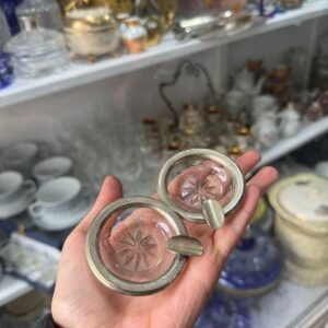 Par de ceniceros de cristal tallado con platería