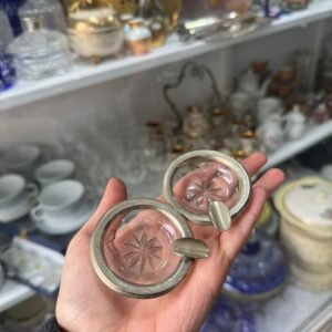 Par de ceniceros de cristal tallado con platería