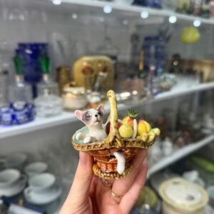Figura de porcelana perro en canasta
