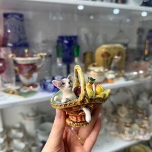 Figura de porcelana perro en canasta