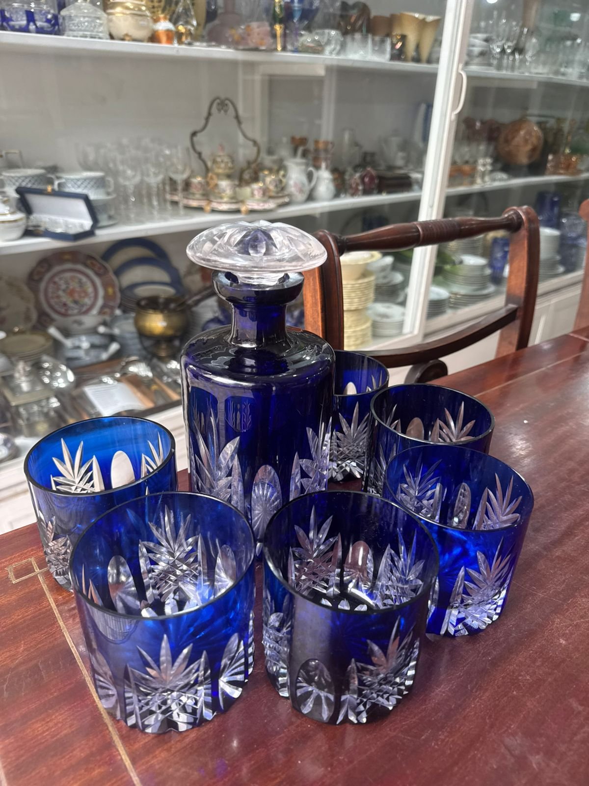 Exquisito botellón con 6 vasos de cristal súper tallado azul